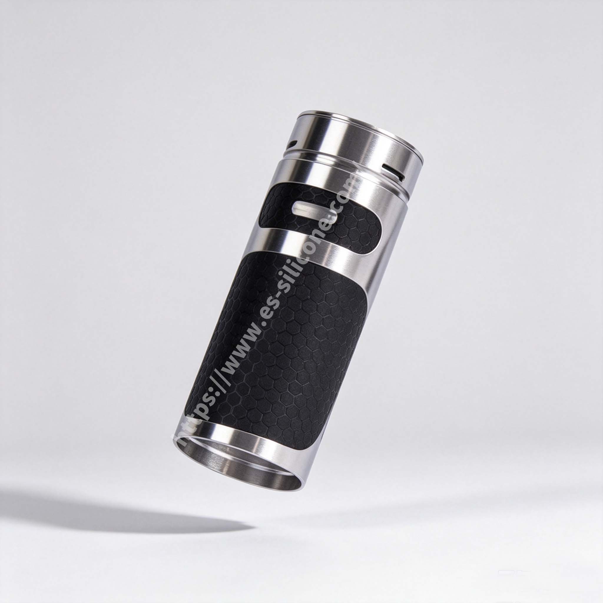 Tekutý silikon zapouzdřuje kovovou rukojeť e-cigarety
